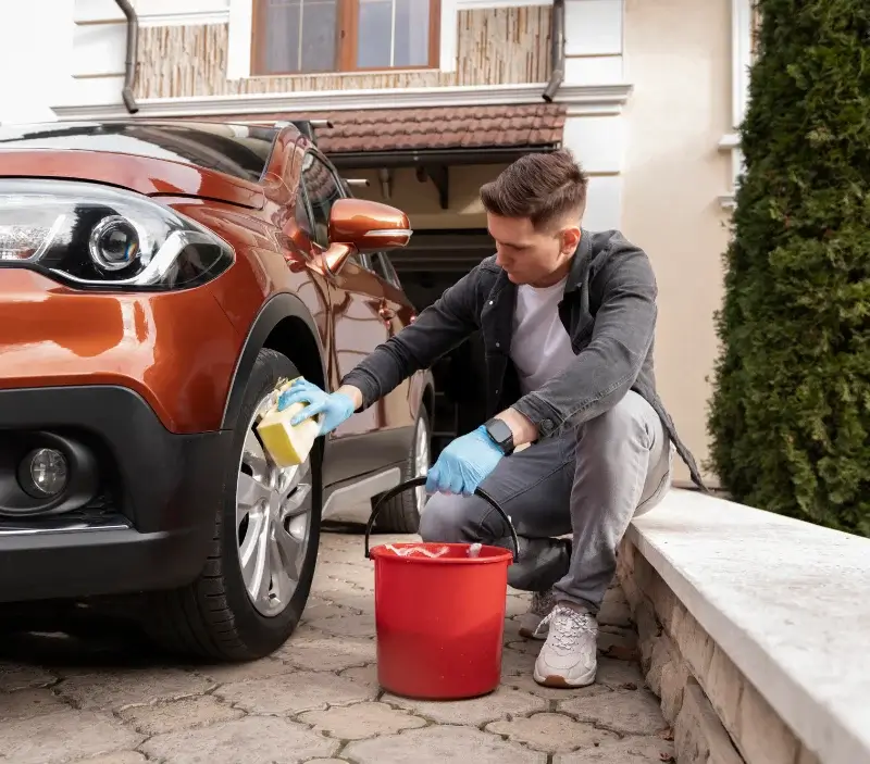 Lavage auto à domicile Saint-Germain-Laprade : professionnel intervenant sur un véhicule